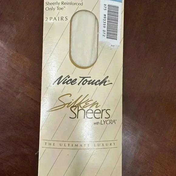 4 pairs Sheer Socks 2 pairs SHEER KNEE HIGHS + 2 pairs no show foot covers - Picture 6 of 6